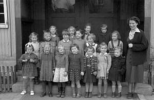 1955_schulhof_05_hp 1. klasse maedchen